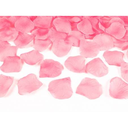 Pétales de rose dans un sac rose pâle 